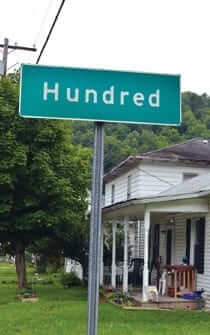 Street sign that reads"Hundred"